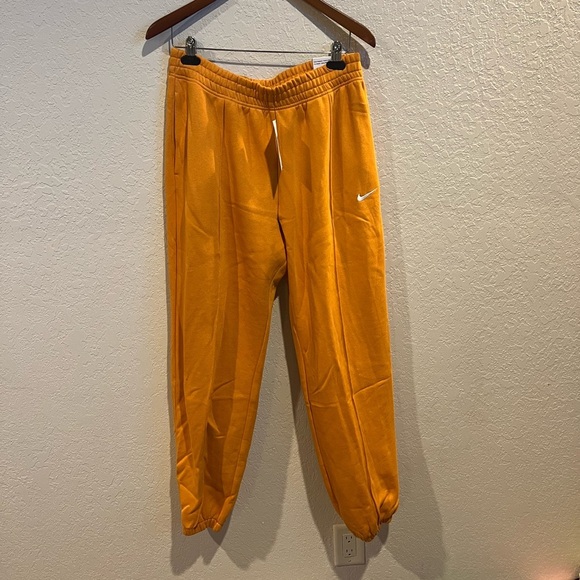 Nike Loose Fit Joggers - Picture 2 of 4